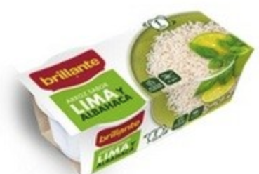 Ensalada de lechuga y pepino con pechuga de pollo en lata y vasito de arroz con lima y albahaca.